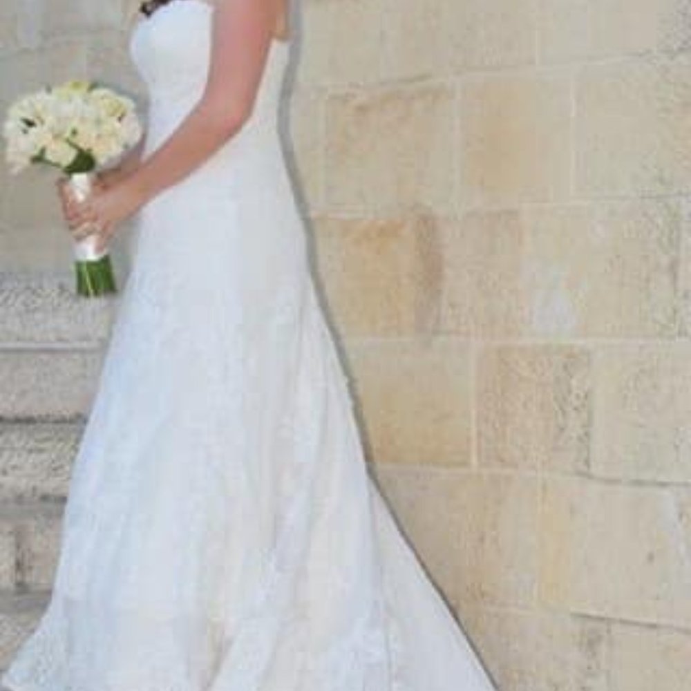 Wedding dress: professionally cleaned + stored - Picture 2 of 10